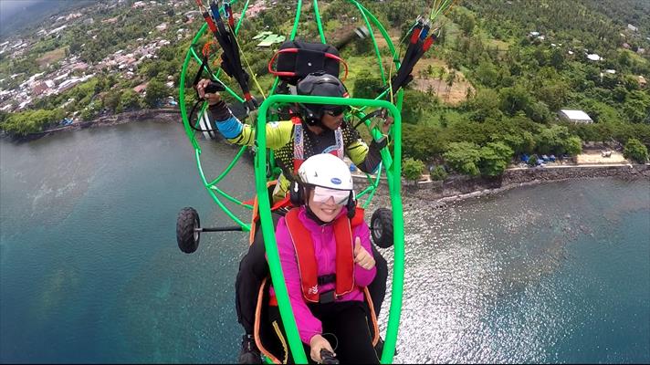 Flying Paratrike in Manado (Indonesia)