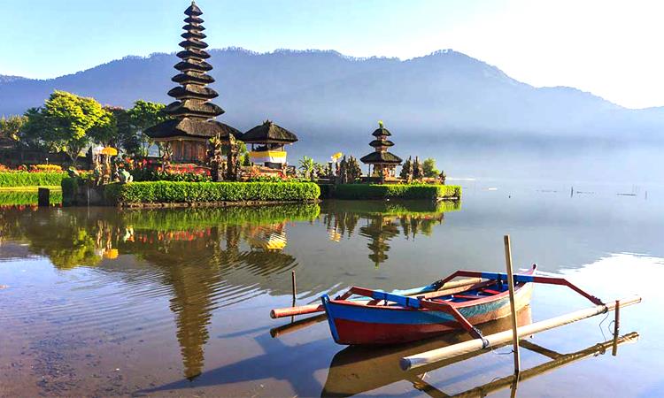 The Breathtaking North: Lake Bratan, Waterfall & Swing Tour (Indonesia)