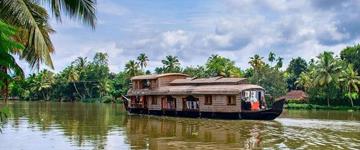 Mughal Monuments, Temples & Kerala Backwaters Tour (India)